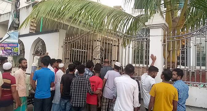 নিহতদের পড়ে থাকা লাশ ঘিরে স্থানীয় মানুষের ভিড়। আজ রোববার বিকেলে পঞ্চগড় সদর উপজেলার মাধবদী পৌরসভাসংলগ্ন মসজিদ এলাকায়